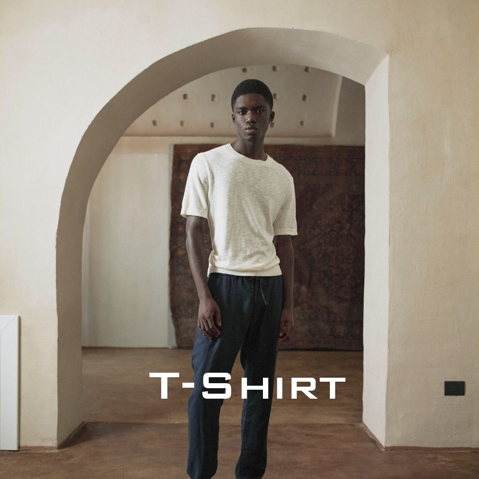 Image d''un homme portant une t-shirt blanc. Bouton pour accéder a la page des t-shirts de la boutique en ligne Guinement.