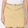 jessy-mini-jupe-droite-en-denim-beige-avec-studs-avant-guinement-berenice