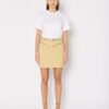 jessy-mini-jupe-droite-en-denim-beige-avec-studs-mannequin-guinement-berenice