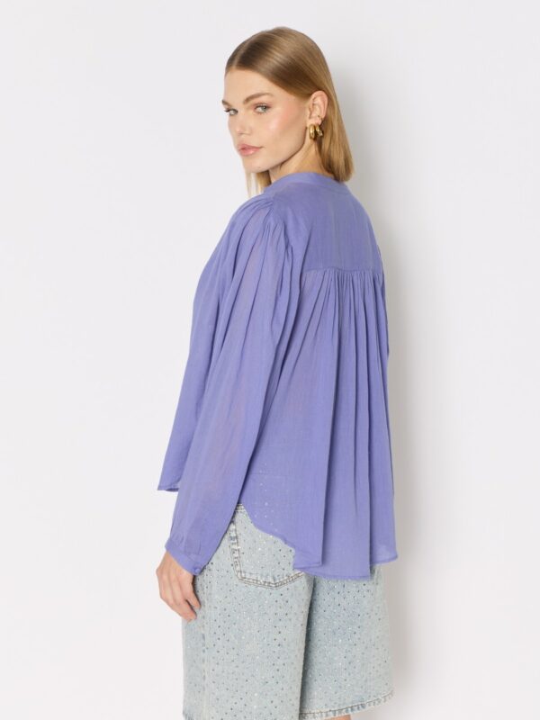 cassandra-chemise-violette-avec-fronces-aux-epaules-et-aux-poignets-arriere-guinement-berenice
