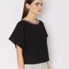 tember-t-shirt-col-rond-avec-broderie-contrastee-cote-guinement-berenice