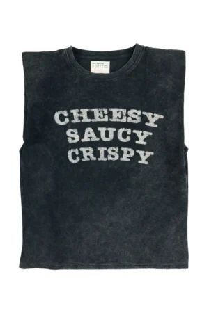 T-shirt sans manches avec épaulettes Noir délavé avec imprimé « cheesy saucy crispy » – Sisters Department