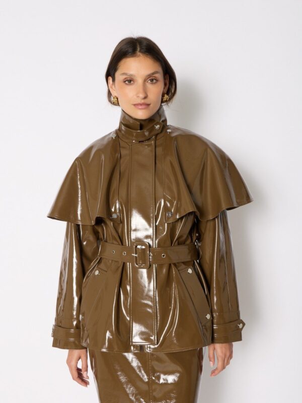gulia-veste-en-vinyle-avec-cape-amovible-et-ceinture (1)