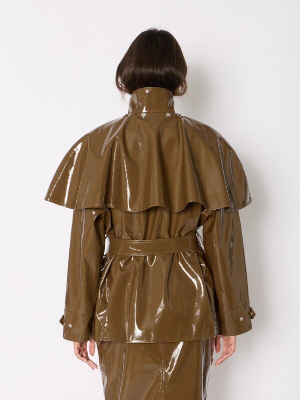 gulia-veste-en-vinyle-avec-cape-amovible-et-ceinture (2)