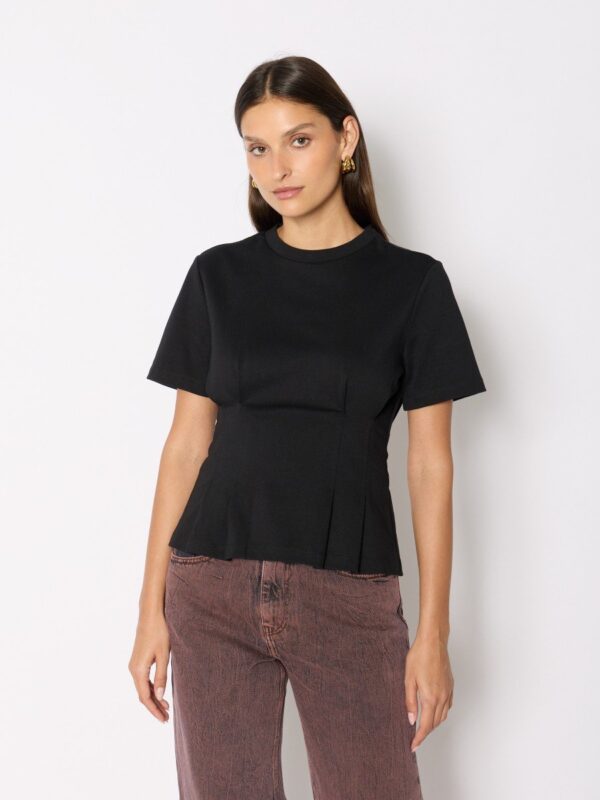 tedwina-t-shirt-cintre-noir-a-la-taille-col-rond-manches-courtes